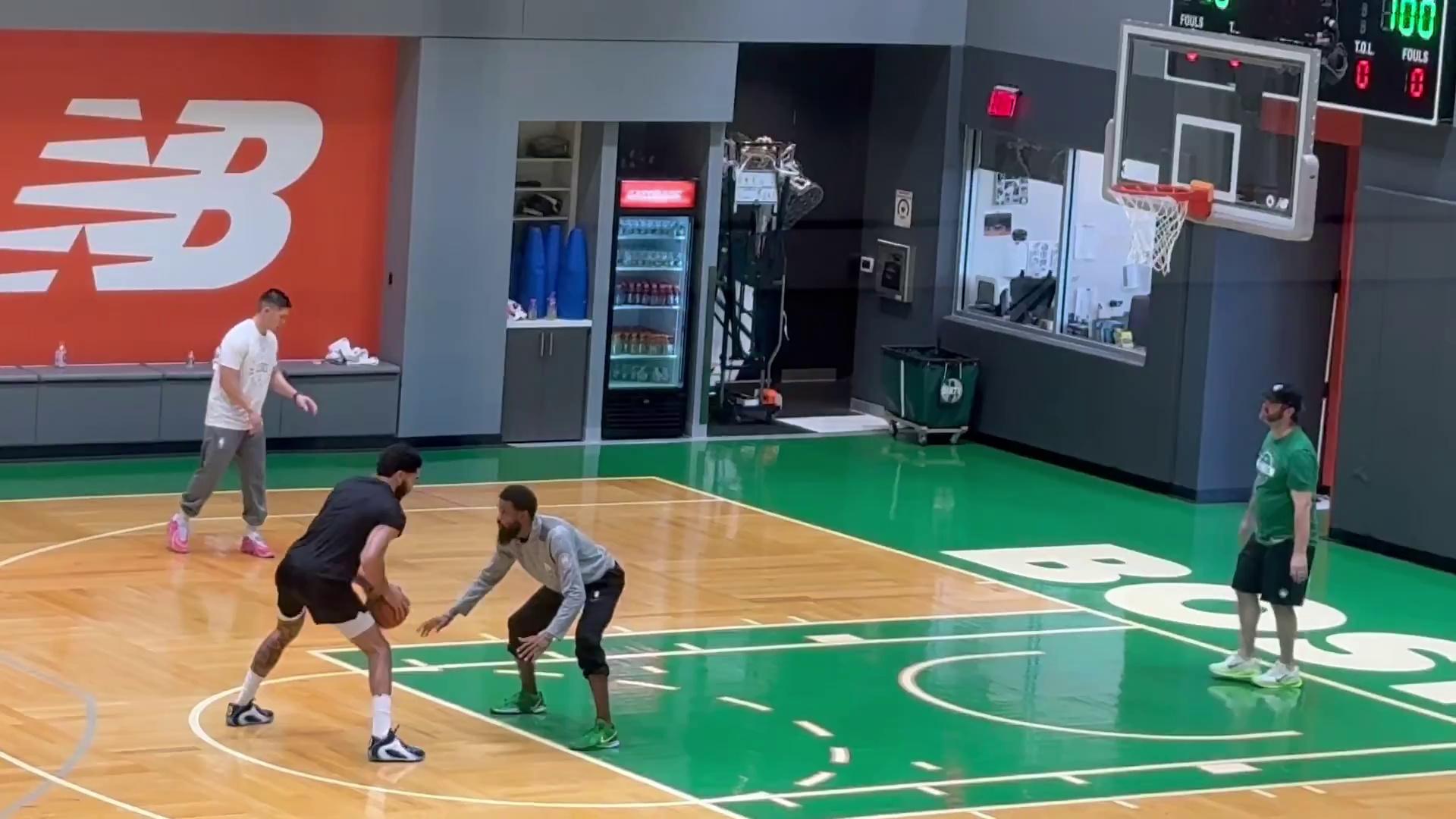 包含转折点波士顿凯尔特人状态回暖，NBA季后赛清晨攻防权衡，球迷炸锅，医务组通报恢复的词条